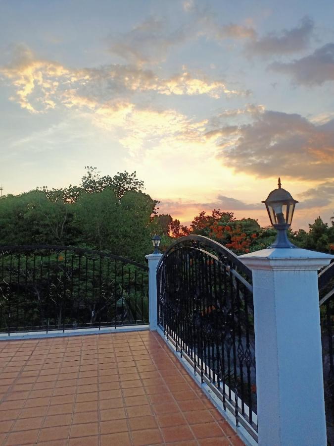 El Castillo Bed And Breakfast Angono 외부 사진