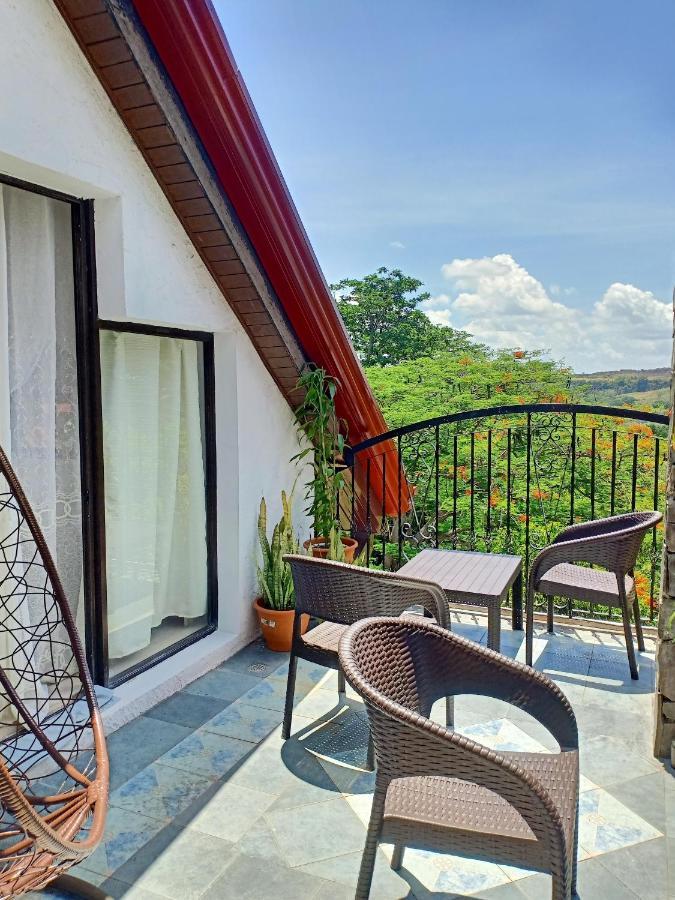 El Castillo Bed And Breakfast Angono 외부 사진