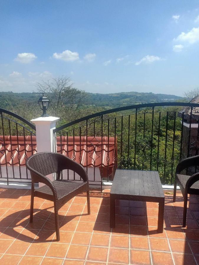 El Castillo Bed And Breakfast Angono 외부 사진