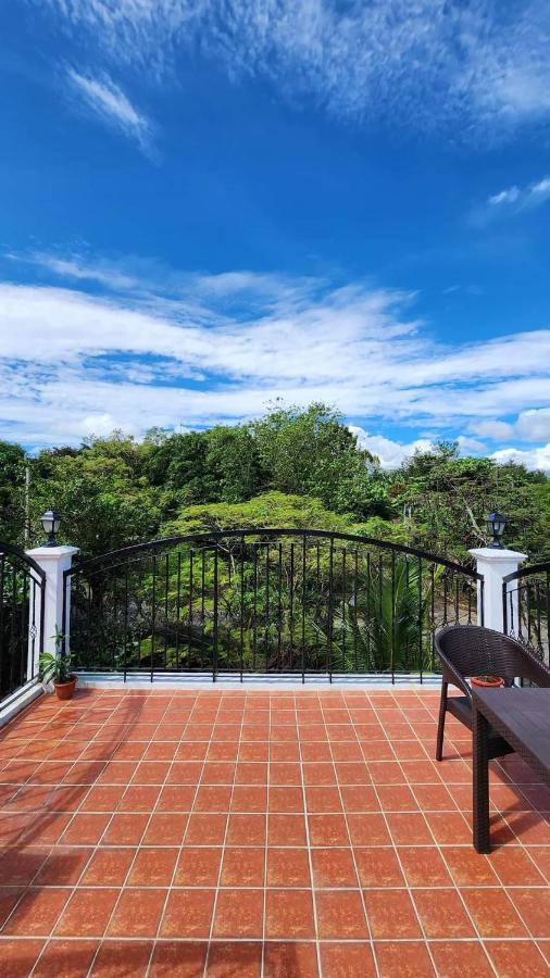 El Castillo Bed And Breakfast Angono 외부 사진