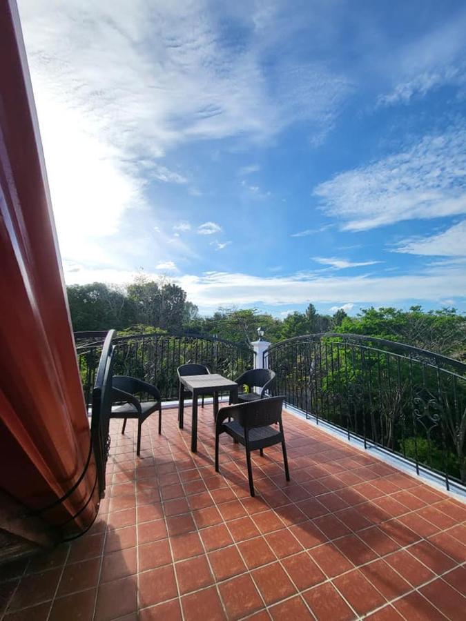 El Castillo Bed And Breakfast Angono 외부 사진